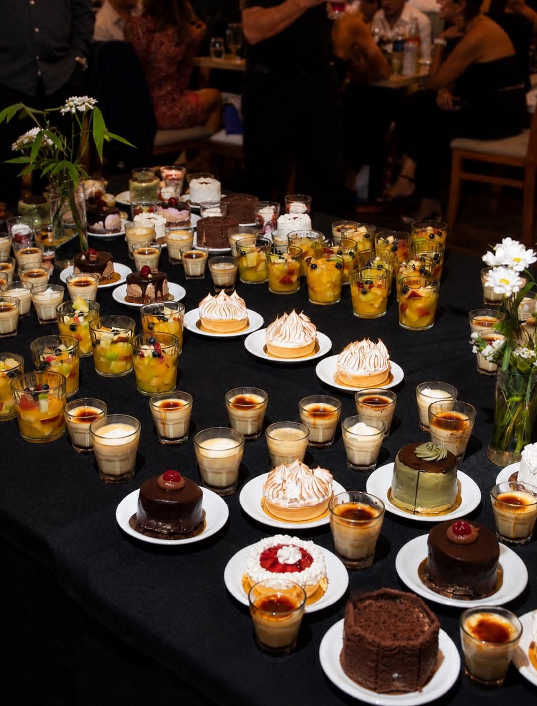 Mesa dulce de la fiesta con postres individuales y tortas