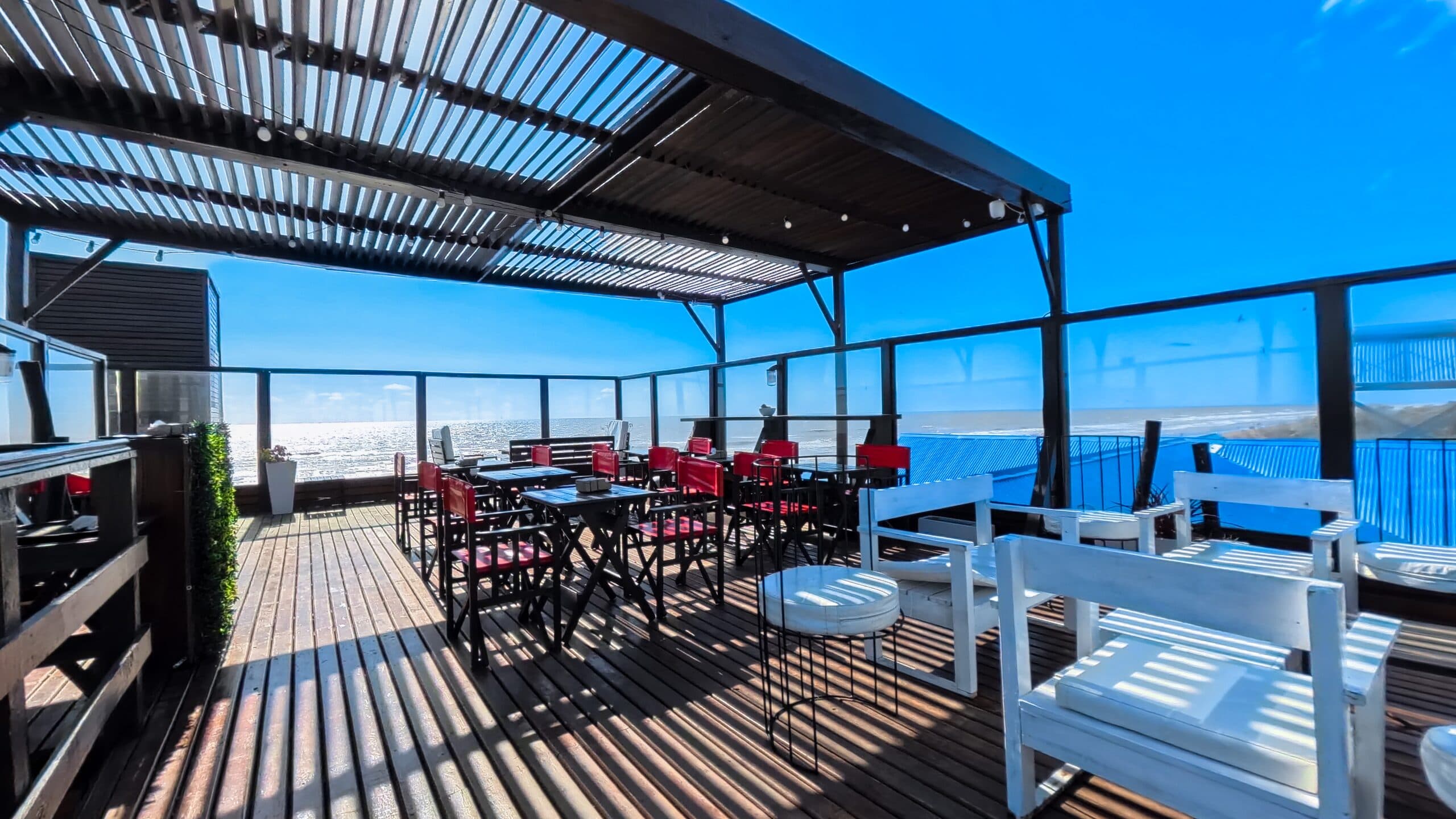Terraza del restaurante con vista al mar